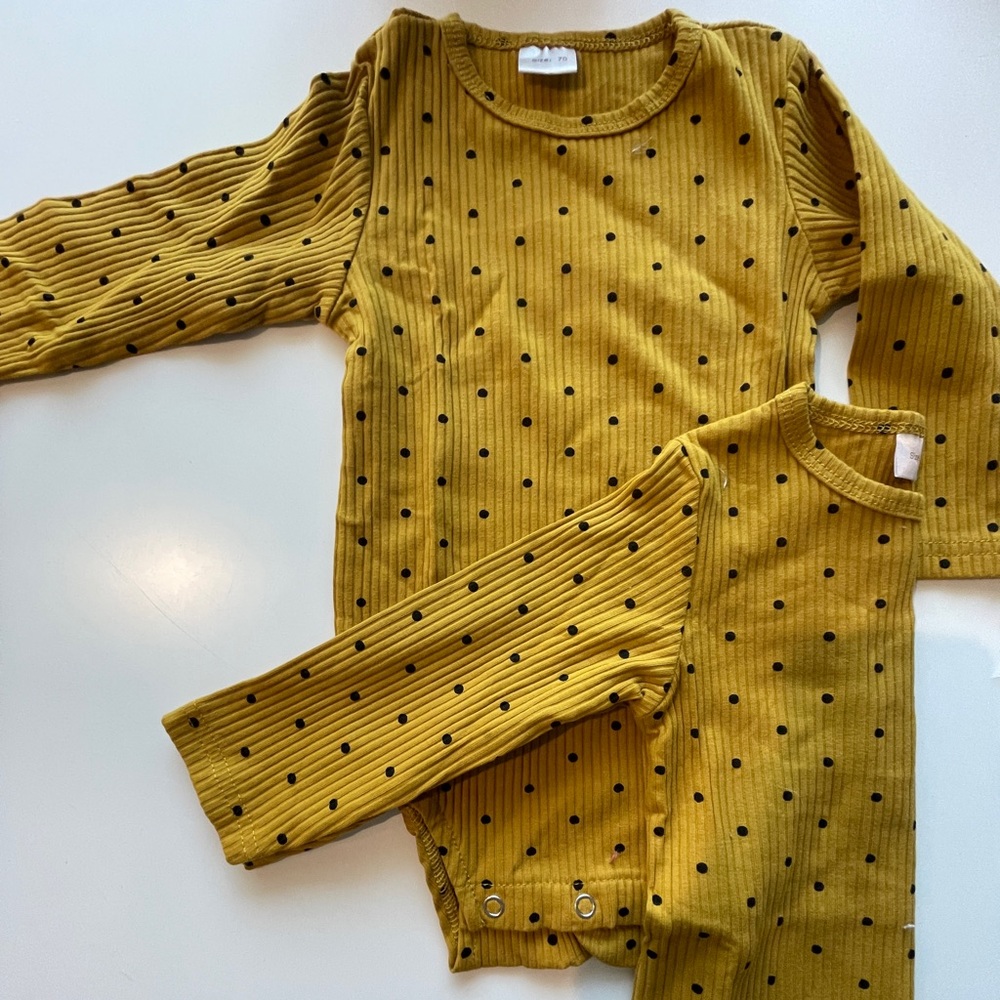 0-3 months long sleeve onesie x2
